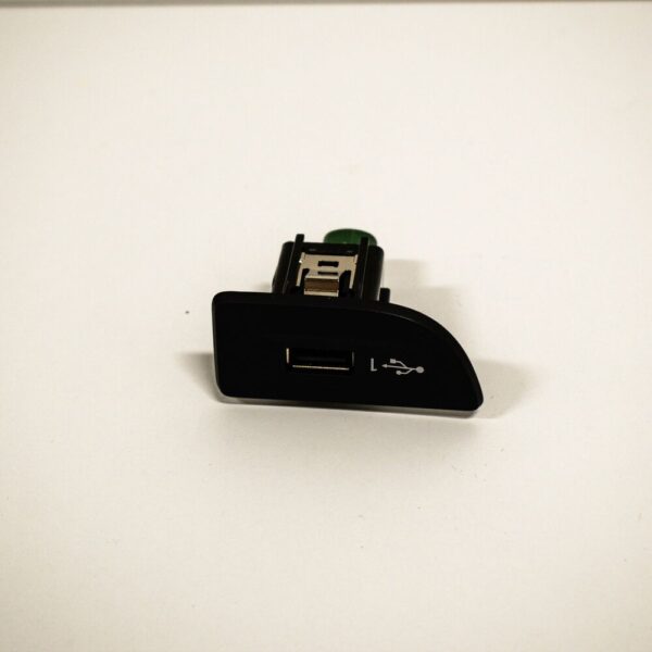 8V1035726 - NEW AUDI A3 8V AUDIO AUXILIARY JACK INTERFACE USB PORT LHD 8V1035726