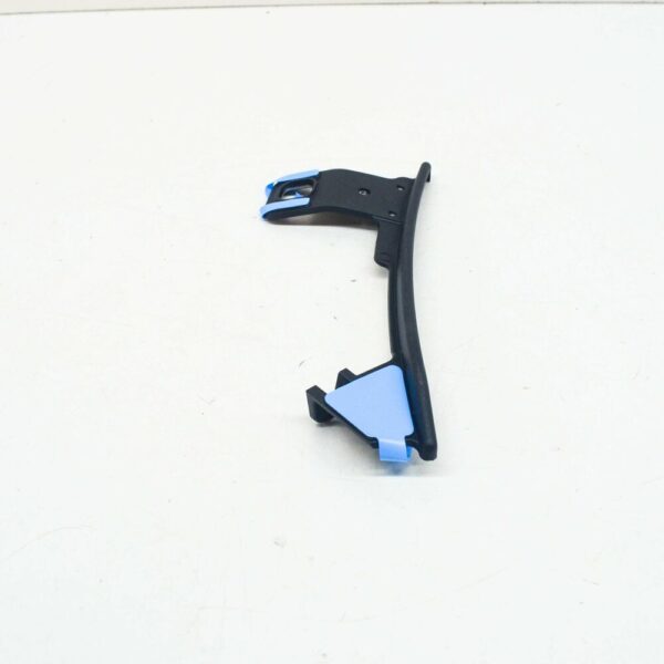 8W0853828B - NEW AUDI A4 AVANT B9 REAR RIGHT WHEEL MUD GUARD BRACKET 8W0853828B
