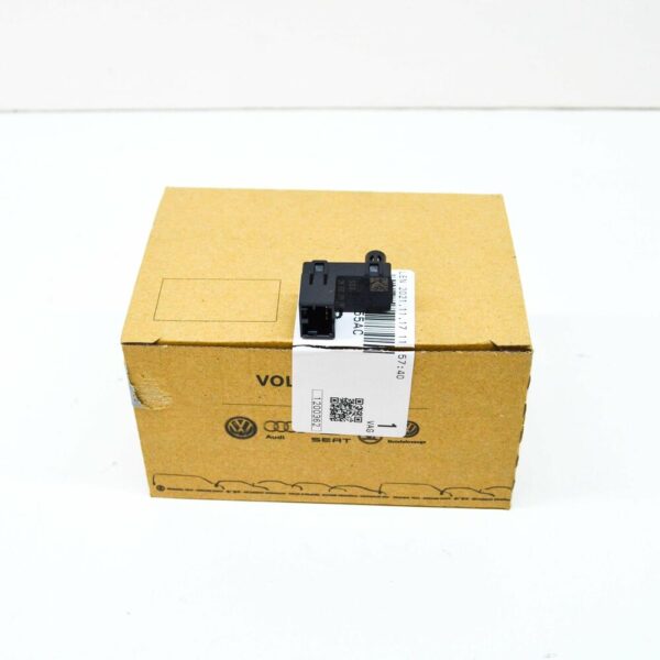 8W0947355AC - NEW AUDI A4 B9 INTERIOR LED RIGHT COURTESY LIGHT MODULE 8W0947355AC ORIGINAL