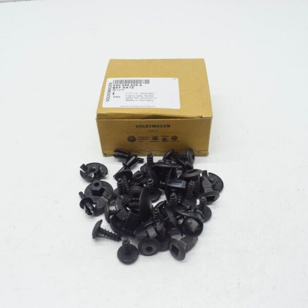 8X0098629A - New AUDI A1 MK1 WHEEL ARCH SHELL MOUNTING KIT 8X0098629A GENUINE