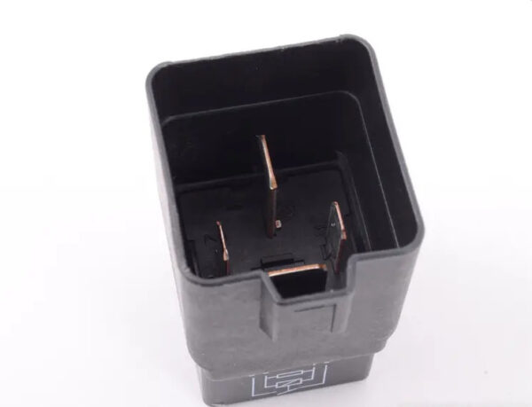 61369207913 - NEW BMW 1 F21 RELAY FOR FAN 61369207913 19-19 GENUINE