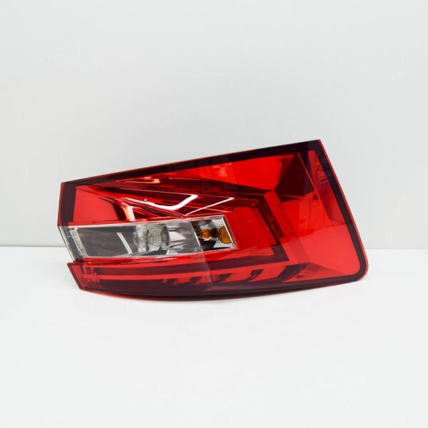 3V9945207A - New SKODA SUPERB MK3 ESTATE, OUTER REAR LEFT REAR LIGHT 3V9945207A