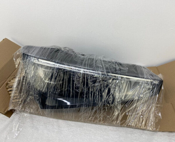 657941018A - NEW ŠKODA KAMIQ FRONT RIGHT HEADLIGHTS LHD 657941018A ORIGINAL