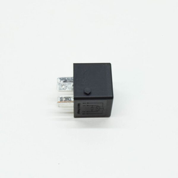 8D0951253A - SKODA SUPERB MK2 3T RELAY 4H0951253A NEW GENUINE