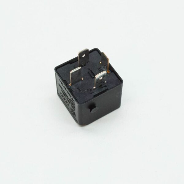 8D0951253A - SKODA SUPERB MK2 3T RELAY 4H0951253A NEW GENUINE