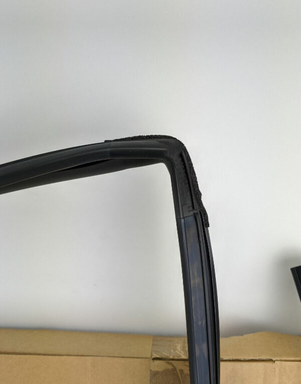 2290066 - NEW FORD RANGER 6 MK3 FRONT RIGHT DOOR GLASS RUNNING WEATHER STRIPS 2290066 ORIGINAL