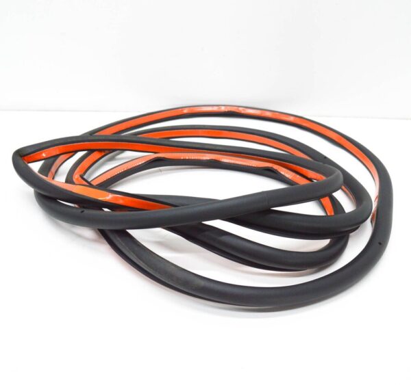 LR015154 - LAND ROVER DISCOVERY 4 L319 Front Door Gasket Strip LR015154 NEW