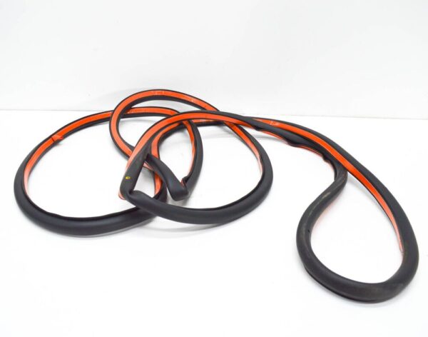 LR015154 - LAND ROVER DISCOVERY 4 L319 Front Door Gasket Strip LR015154 NEW