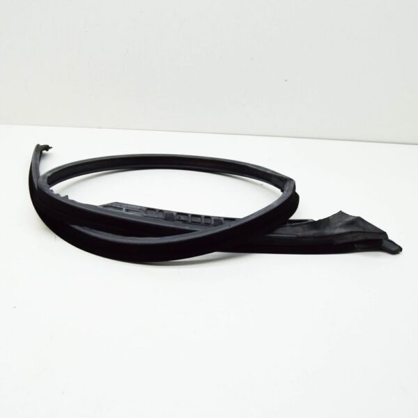 LR021647 - LAND ROVER RANGE ROVER 3 L322 Front Right Upper Door Seal LR021647 NEW GENUINE