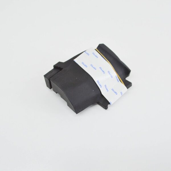 LR023473 - LR RANGE ROVER L322 bonnet top right insulator LR023473 NEW