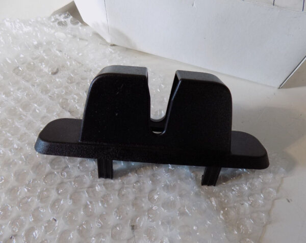 LR083222 - LR Discovery V L462 Tailgate Lock Cover LR083222 NEW GENUINE