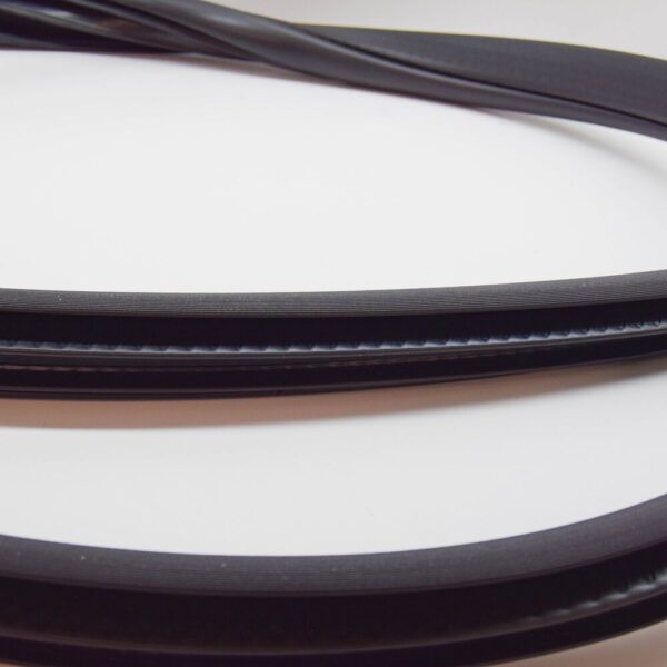 LR113843 - LAND ROVER DISCOVERY V L462 Front Door Seal LR113843 NEW GENUINE
