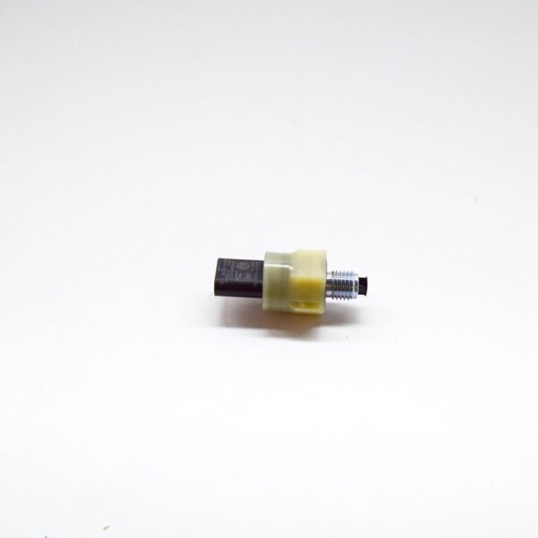 LR135718 - LR RANGE ROVER EVOQUE L551 Engine Oil Pressure Switch LR135718 NEW GENUINE
