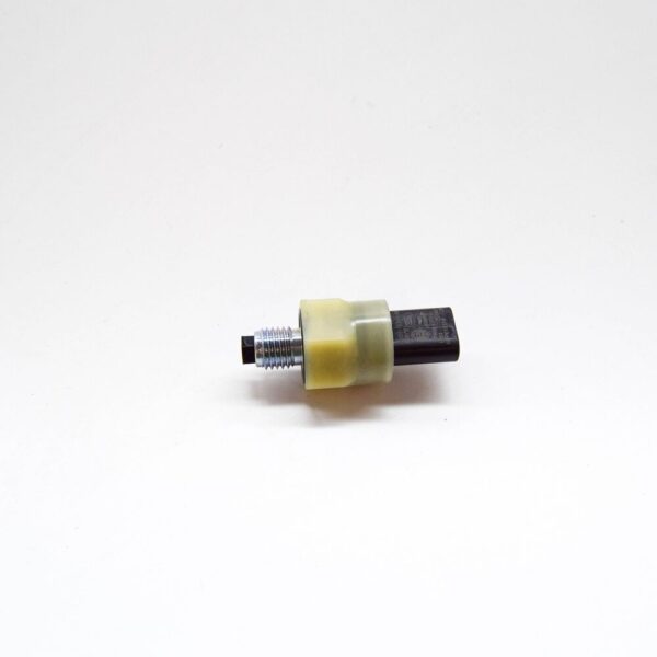 LR135718 - LR RANGE ROVER EVOQUE L551 Engine Oil Pressure Switch LR135718 NEW GENUINE
