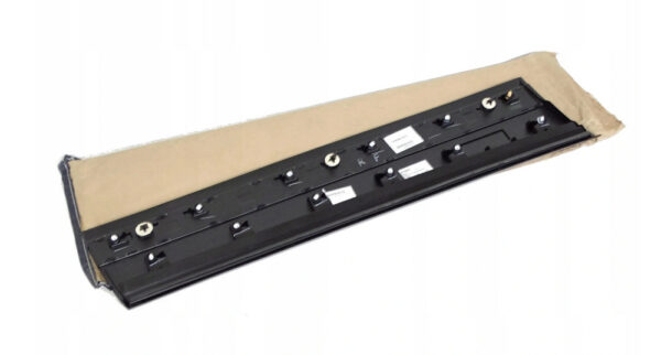 LR136937 - LR RANGE ROVER VELAR L560 Front Right Door Strip LR136937 NEW GENUINE