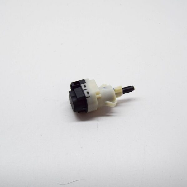 XKB500120 - LAND ROVER FREELANDER L314 Brake Light Switch XKB500120 NEW GENUINE
