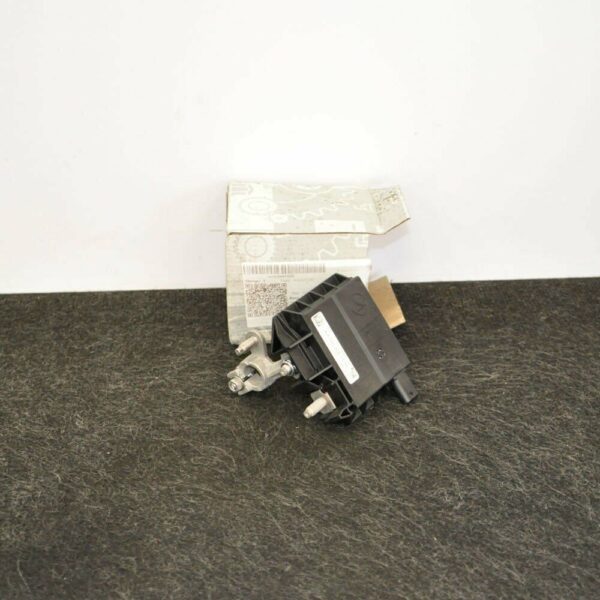 A0009061505 - NEW MERCEDES-BENZ C-CLASS W205 BATTERY TRAY CLAMP A0009061505 ORIGINAL