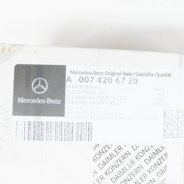A0074206720 - Mercedes Benz E W212 rear brake lining set A0004208204 new