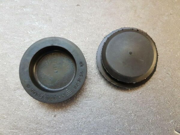 A1109870744 - Mercedes W108 W109 W110 W111 35mm Disc Cap A1109870744 Original