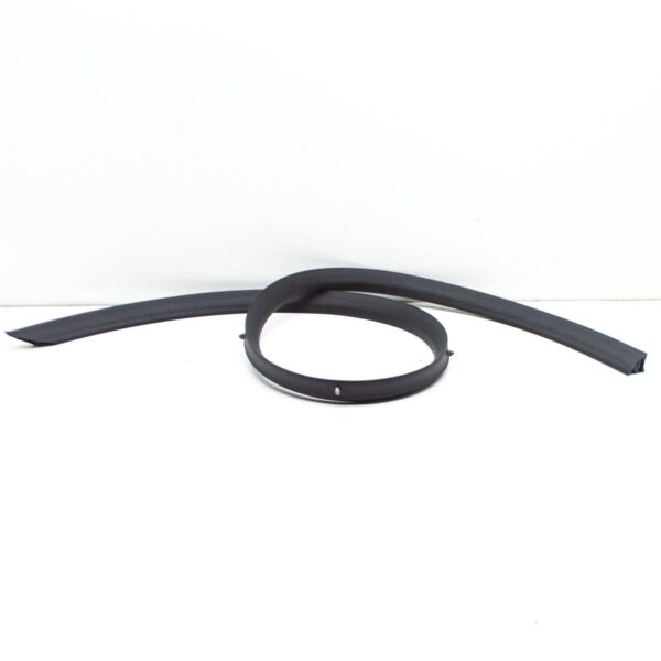 13333142 - BUICK REGAL MK5 Front Right Door Lower Weather-Strip 13333142 ORIGINAL