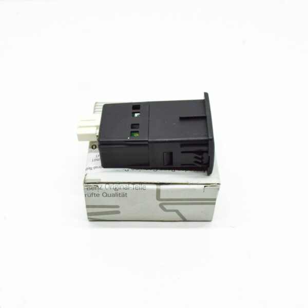 A2138203200 - MERCEDES-BENZ E W213 USB Port Connecting Unit A2138203200 ORIGINAL