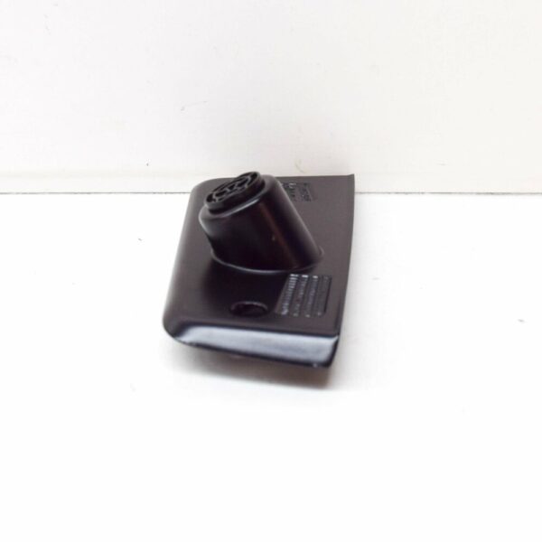 7E0843639B - NEW VW TRANSPORTER T6 LEFT SLIDING DOOR LOWER CATCH PLATE 7E0843639B
