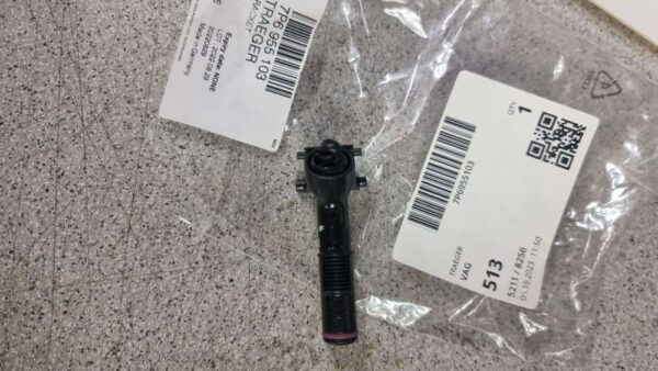 7P6955103 - NEW VW TOUAREG 7P5 LEFT HEADLAMP WASHER NOZZLE 7P6955103 OEM
