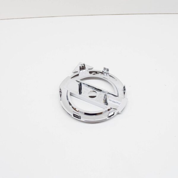 31383031 - VOLVO C30 Radiator Grille Emblem 31383031 NEW GENUINE