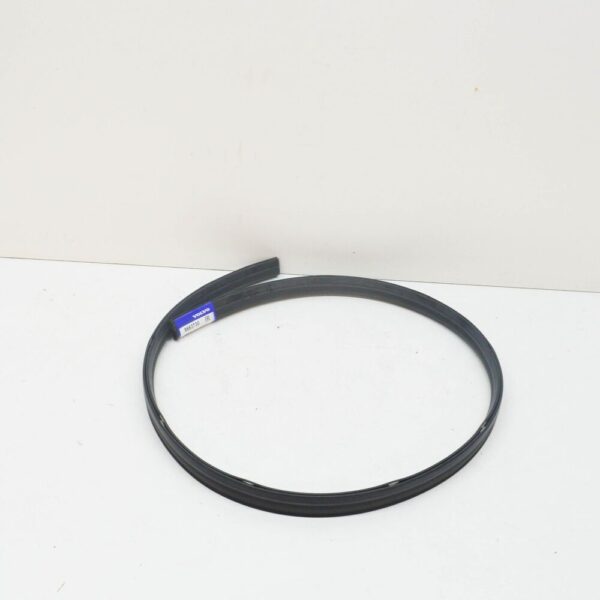 8663730 - Volvo XC90 MK1 gasket strip for windshield, 8663730, original part