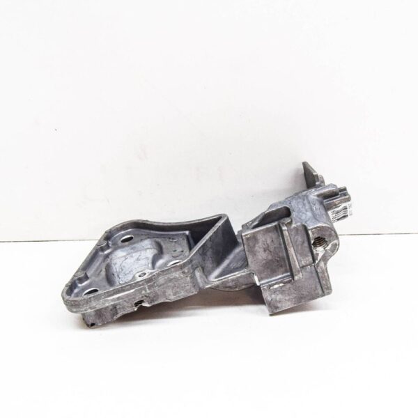 8670393 - Volvo C30 Engine Front Right Mount Bracket 8670393 NEW GENUINE