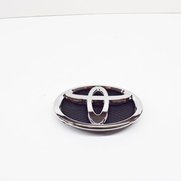 7531152140 - Toyota Yaris XP90 Front Radiator Grille Emblem Badge 7531152140 NEW