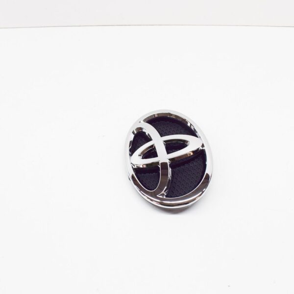 7531152140 - Toyota Yaris XP90 Front Radiator Grille Emblem Badge 7531152140 NEW