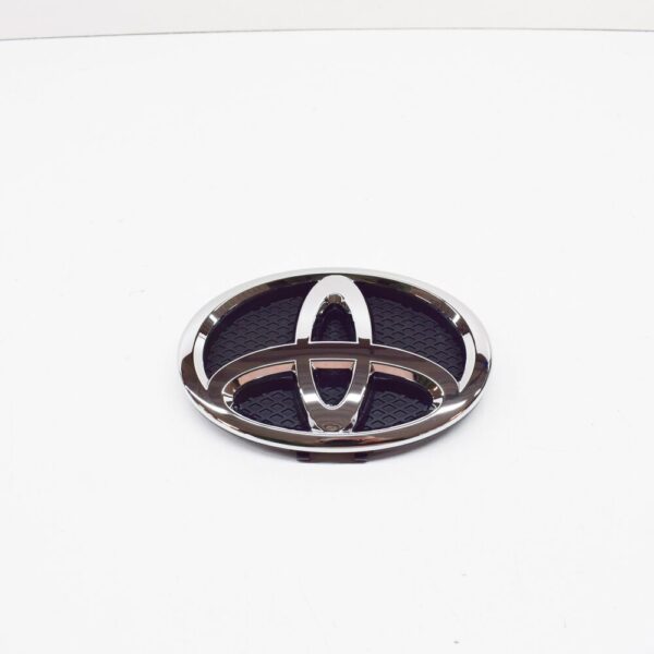 7531152140 - Toyota Yaris XP90 Front Radiator Grille Emblem Badge 7531152140 NEW