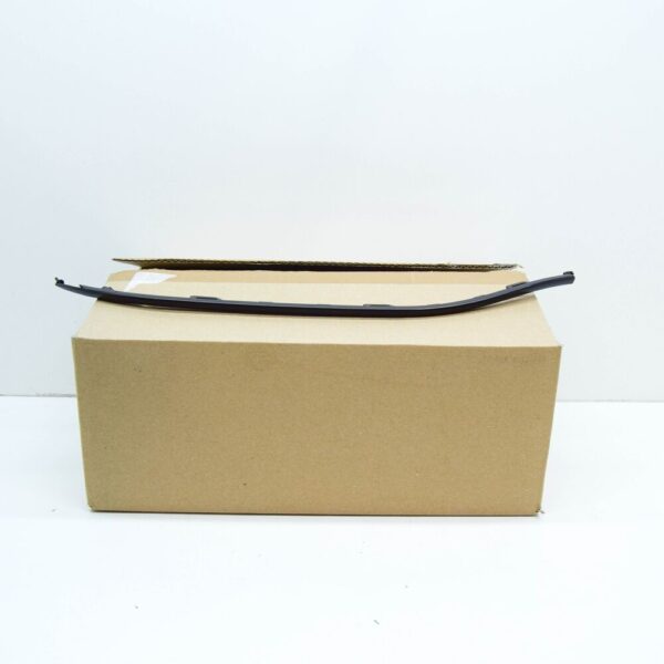 86586S0000 - HYUNDAI i30 GD Front Right Bumper Molding 86586S0000 NEW GENUINE